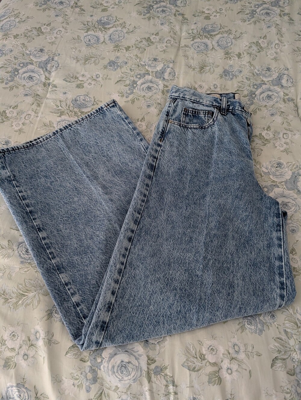 Universal Thread High Rise Ultra Wide leg Jeans - Distressed Blue